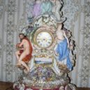 Böttger a porcelán - porcelán, Míšeň, Zamek_Lysice_-_stolni_hodiny_z_misenskeho_porcelanu_z_obdobi_druheho_rokoka_v_Rohovem_sedem_salonu