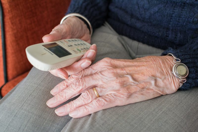 Česká Lípa pomáhá díky dobrovolníkům seniorům. Město vydalo pět tisíc informačních letáčků