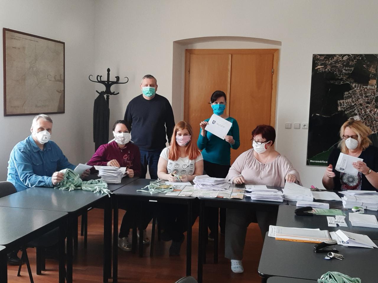 V Horoměřicích se do distribuce roušek pro seniory zapojili všichni zaměstnanci obecního úřadu.