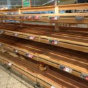 Prázdné regály v obchodech budí v lidech paniku - prazdny regal, obchody, prodejci4