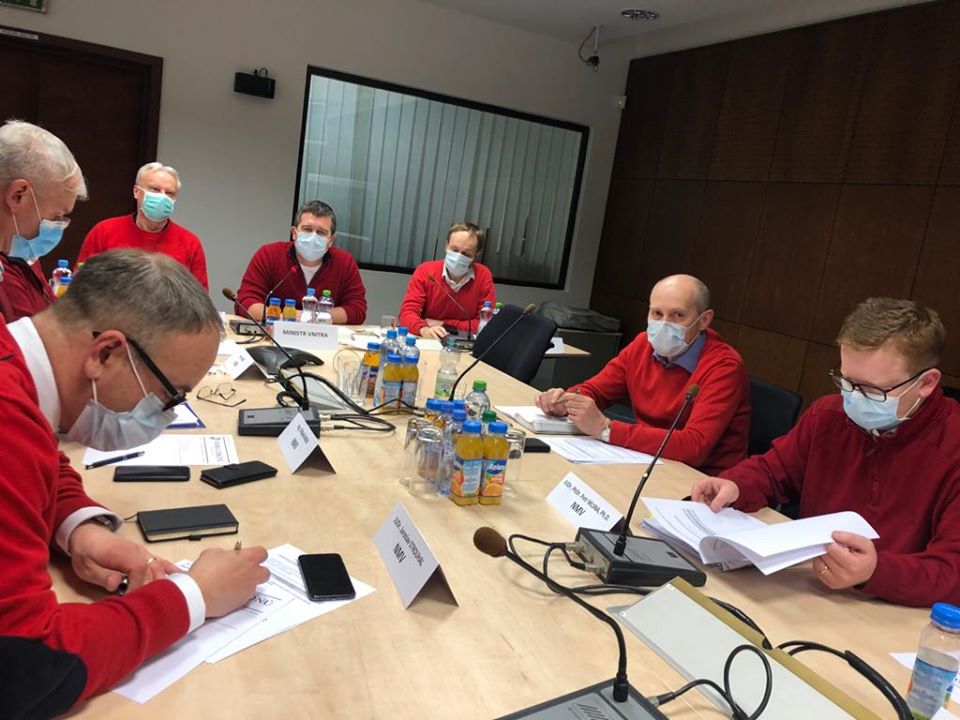 Hamáček za den objednal, co Babiš týdny sliboval. První milion respirátorů dorazil do Česka