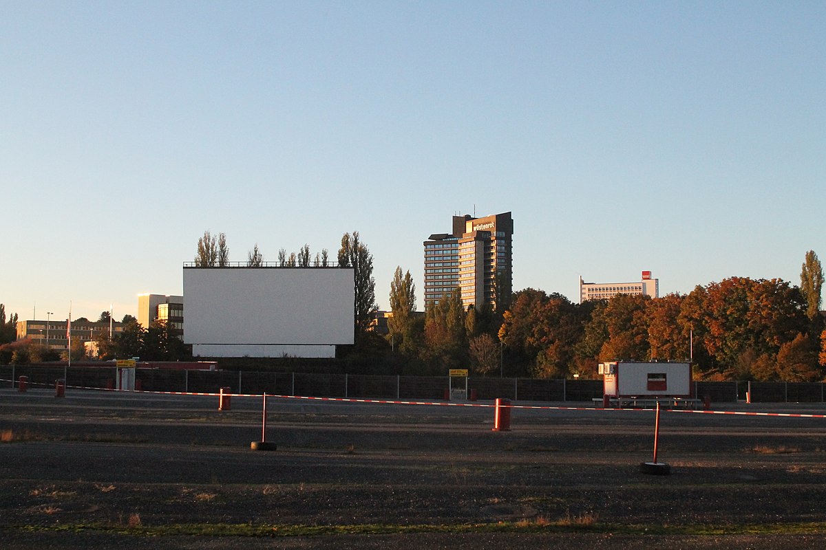 Parkoviště, plátno a film. První autokino v Sokolově