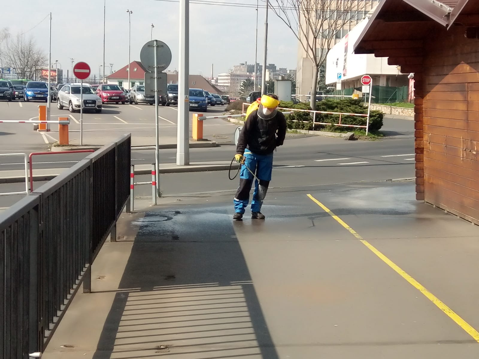 Desinfikovali centrum Ústí nad Labem. Lavičky, zastávky, odpadkové koše jsou čisté