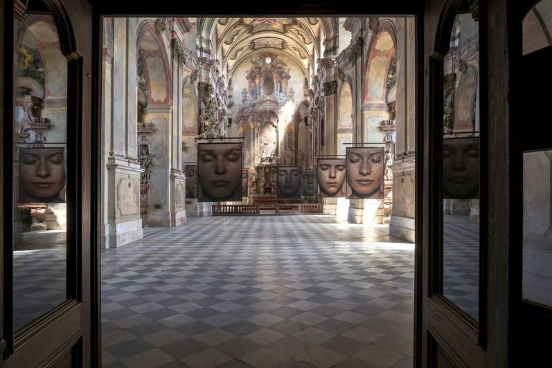 Výstava v litoměřickém kostele ukazuje jedinečnost lidských tváří a těl, jejich duchovní krásu a tajemství