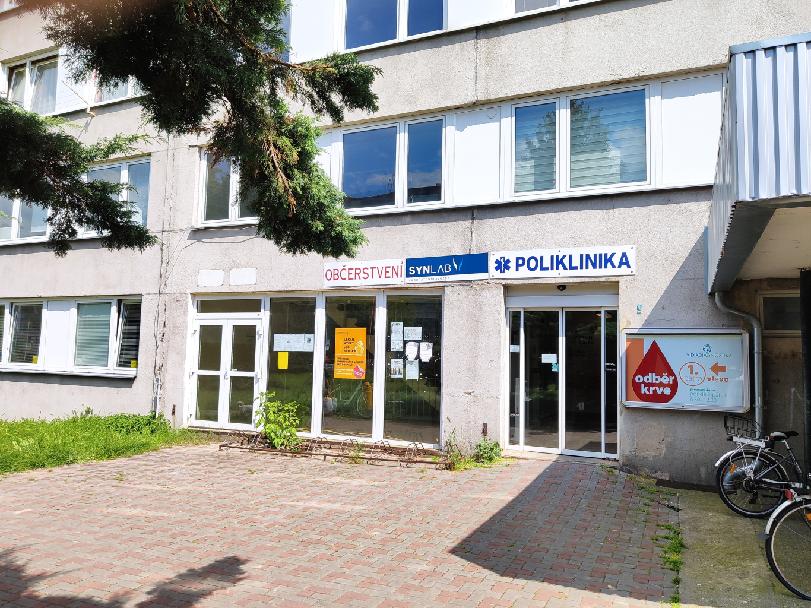 Kolem zchátralé polikliniky v Neratovicích se točí desítky miliónů, obyvatelé se bouří, nová poliklinika zatím jen na papíře