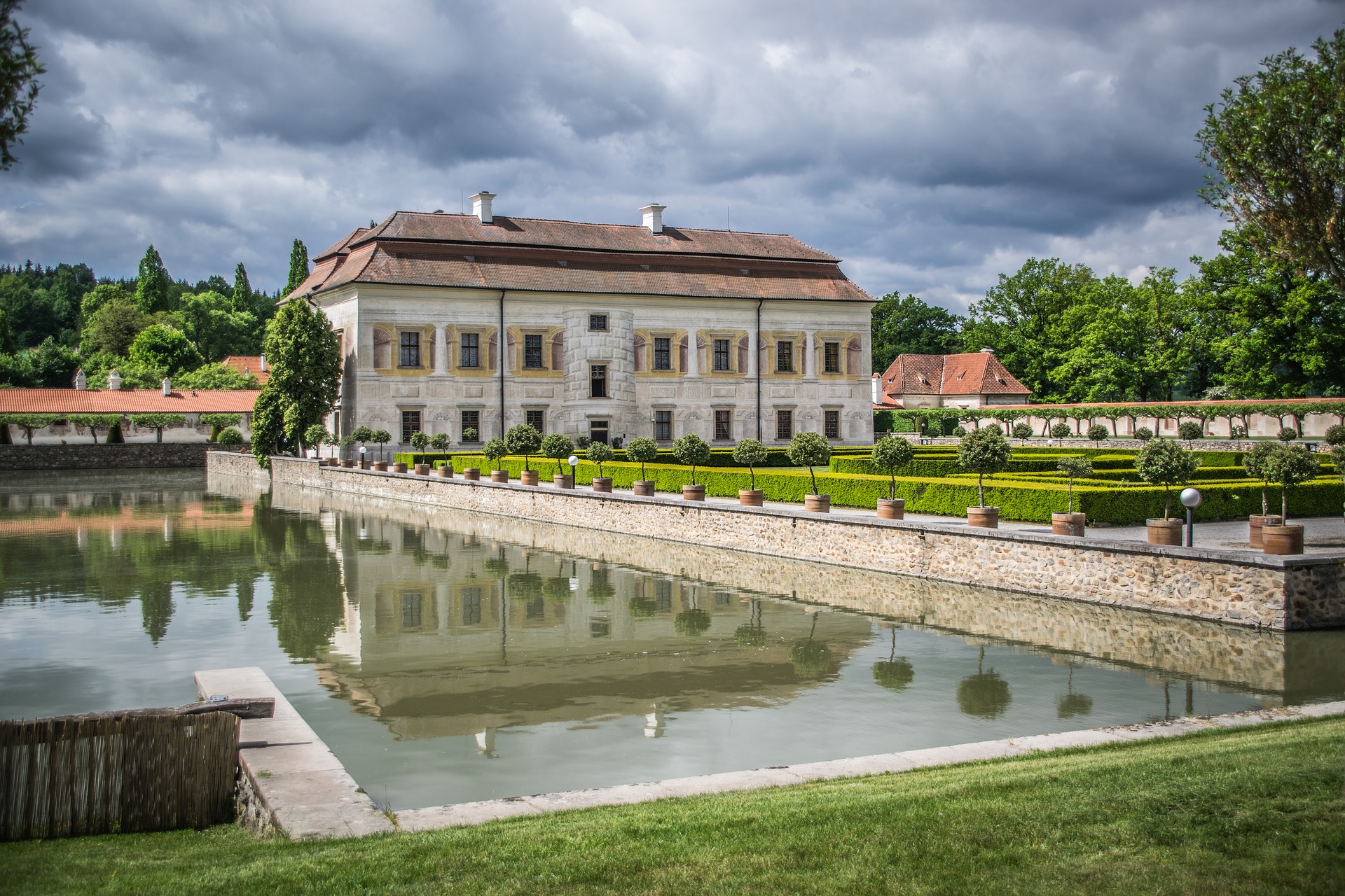 Renesanční vila v zahradě. To je zámek Kratochvíle