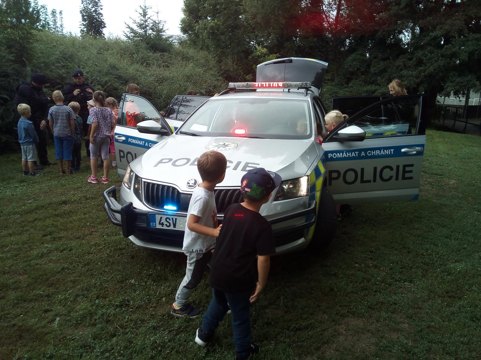 Děti na příměstském táboře doslova odzbrojily ostré hochy od policie