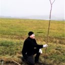 Sázení Aleje vzpomínek v Ralsku - 4 martin-puta-nekde-v-mlze-za-zady-jested-usmev-na-tvari-a-prvni-do-zeme-zasazena-hrusen-hejtmanem-liberckeho-kraje