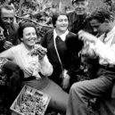 Deník Renii - 6_Ariana úplně vlevo a Renia v tmavých šatech uprostřed na vinohradu Lesieczniki v roce 1937_foto archiv Elizabeth Bellak – dříve Ariany Spiegel_repro zdarma