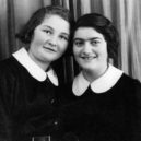 Deník Renii - 7_Renia vpravo se sestřenicí Lilou na snímku z poloviny 30 let_foto archiv Elizabeth Bellak – dříve Ariany Spiegel_repro zdarma