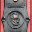 Psychologie davu 2 - Kurt Lewin – pamětní deska