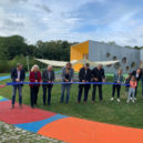 Děti otevřely v Dolních Břežanech novou školku, předběhly starostu i architekty - Střhání pásky