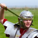 Gladiátoři - Soudobá rekonstrukce římského vojáka s gladiem v ruce