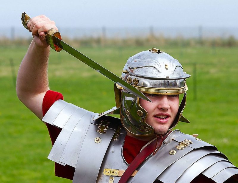 Historie gladiátorských her. Původně se jednalo o pohřební rituály Soudobá rekonstrukce římského vojáka s gladiem v ruce