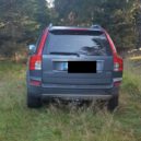 Zdivočelí houbaři drancují chráněné lesy v Brdech - auto v lese