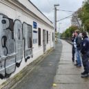 Posprejovaná budova na železniční zastávce Všenory - FOTO ZAPAD Jen co budova na železniční zastávce ve Všenorech ožila, někdo ji posprejoval – foto Marek Kotásek
