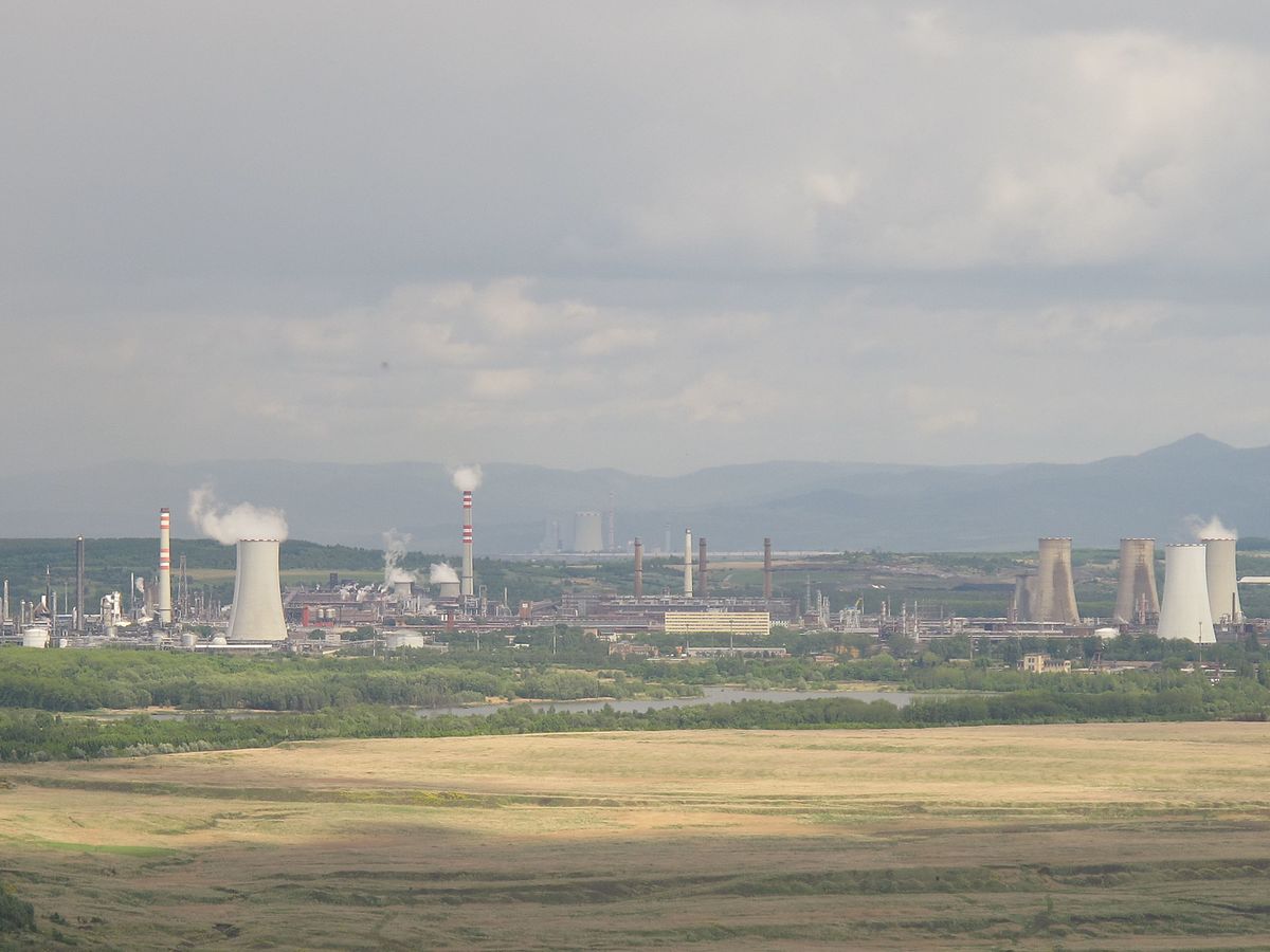 Únik hořlavého plynu a výstražné signály v chemičce. U Litvínova se uskuteční havarijní cvičení