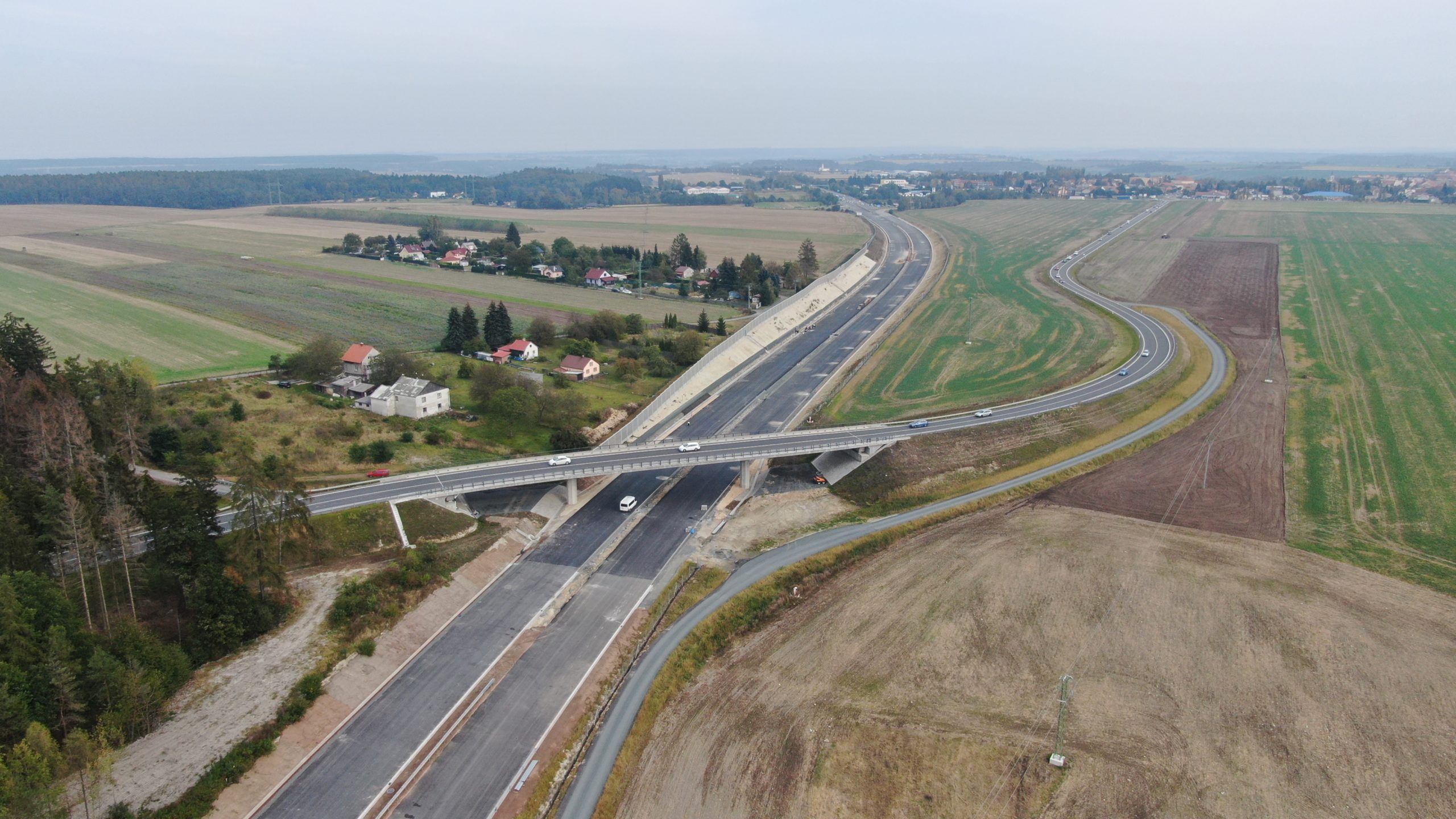 Stavba úseku dálnice D6 mezi Novým Strašecím a Krušovicemi finišuje