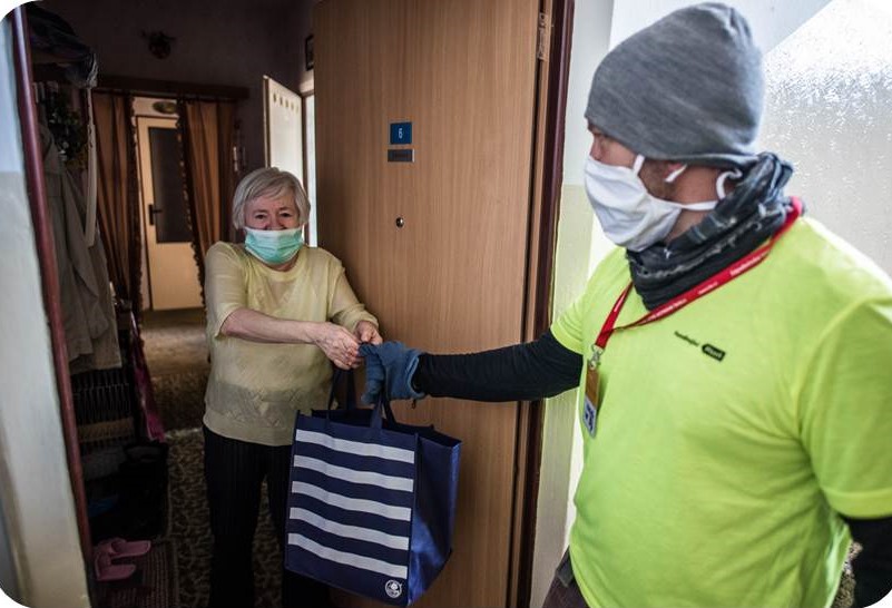 Dobrovolníci pomáhají v Plzni seniorům s nákupy nebo venčením psa