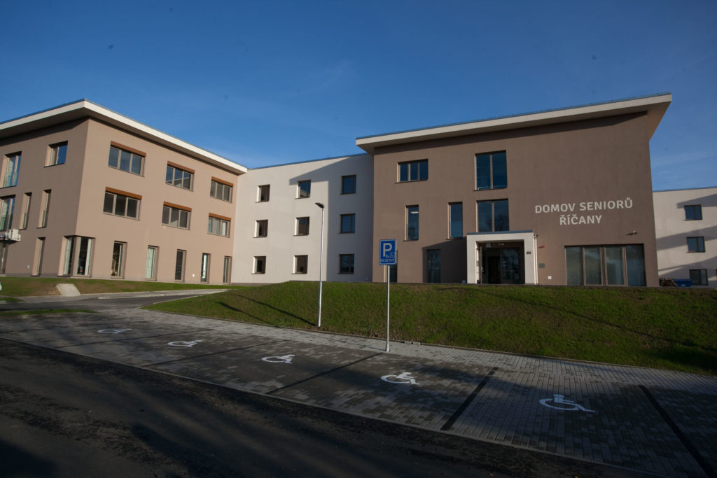 Potřebujeme dobrovolníky, volá o pomoc Domov seniorů v Říčanech