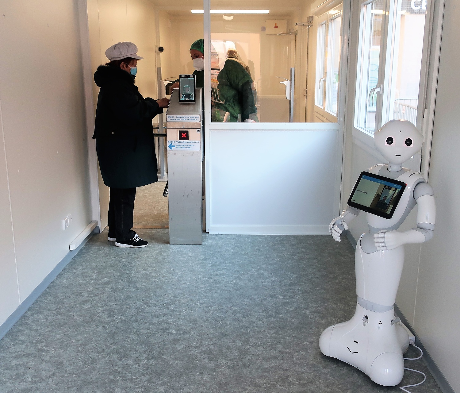 Vstup do hořovické nemocnice hlídá robot