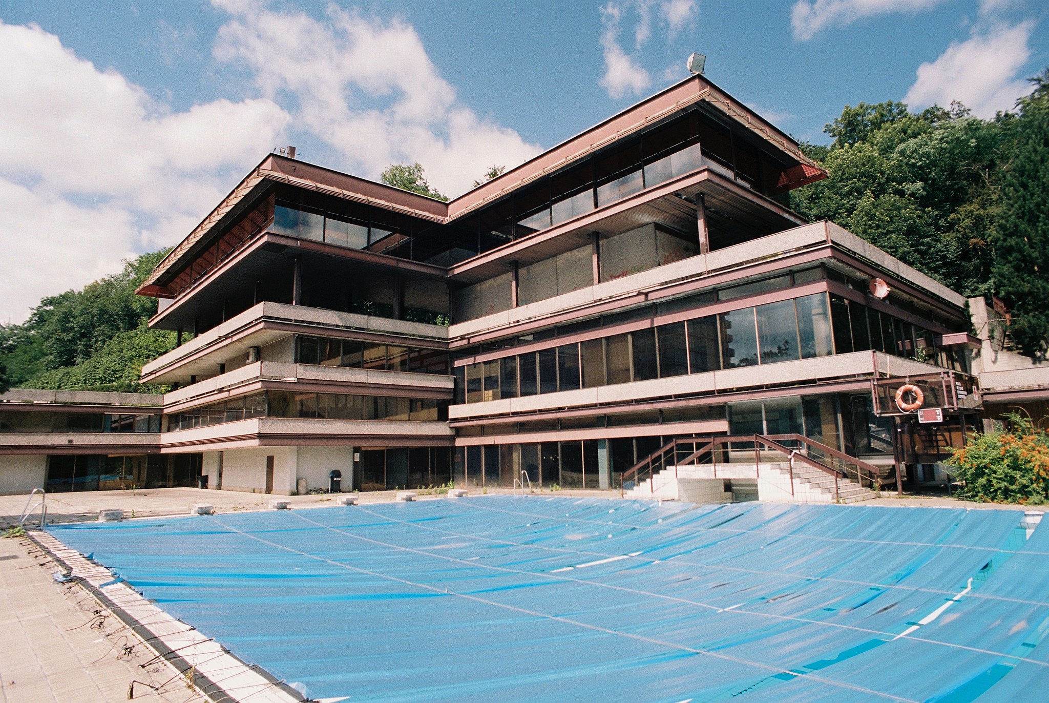 Bude do filmového festivalu hotovo? Hotel Thermal začal s rekonstrukcí bazénu