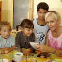 HELENA VONDRÁČKOVÁ - V roce 2005 na návštěvě v dětském domově DOMINO