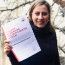 Kursy Českého červeného kříže - FOTO Červený kříž nabízí kursy pro dobrovolný pomocný zdravotnický personál – Kateřina Bursíková Jacques s potvrzením z absolvování kursu – foto Noemi Bursíková
