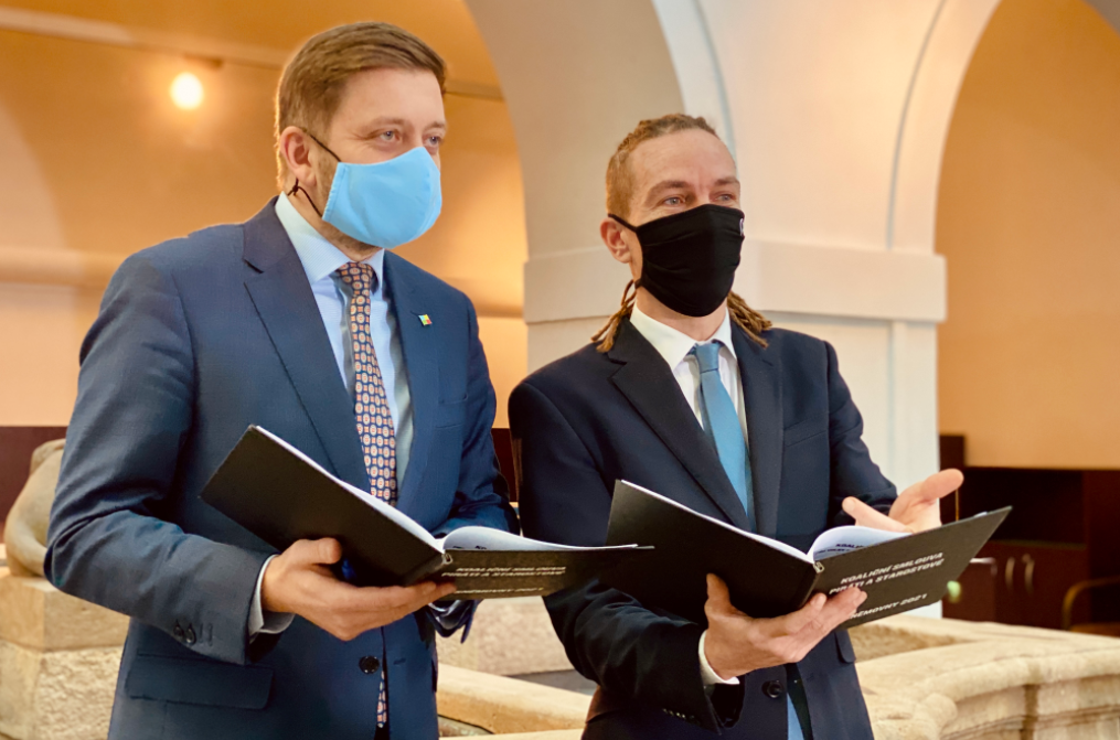 Změna poměrů i vstup do 21. století. Piráti schválili volební koalici se Starosty