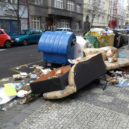 Boj o pořádek kolem kontejnerů. Jak si s tím město poradí? - odpadky nepořádek popelnice odpad kontajner