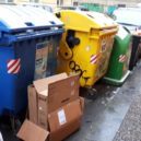 Boj o pořádek kolem kontejnerů. Jak si s tím město poradí? - odpadky nepořádek popelnice odpad kontajner