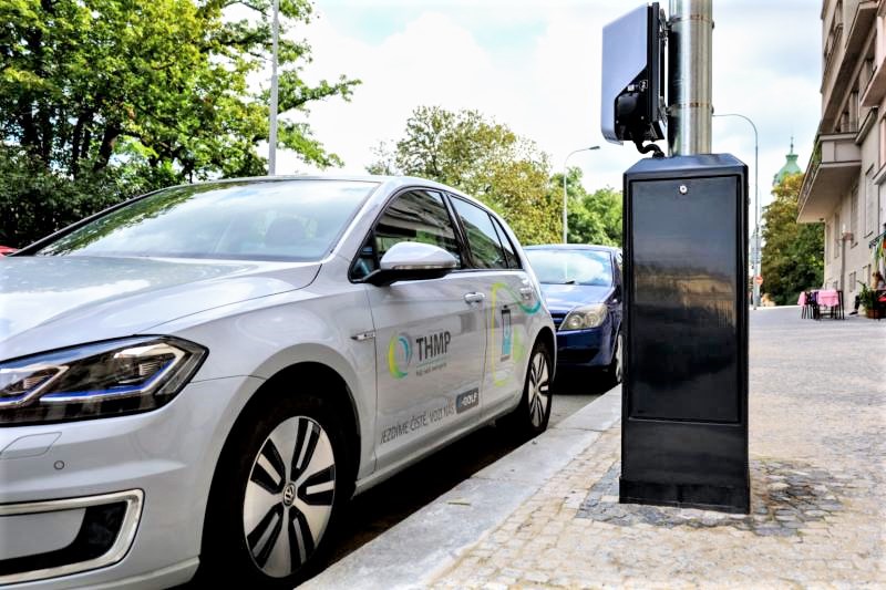 Elektromobily se nabijí ze sítě veřejného osvětlení. Praha plánuje stovky nových stožárů