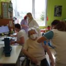 Senioři ocenili, že zdravotníci přijeli za nimi do Jinec - Očkování Jinec