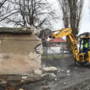 Nový bytový dům pro seniory vyroste v Králově Dvoře - Na pozemku, kde má být postavena nová budova DPS, již ve středu 17. března vládl čilý stavební ruch. Probíhala úprava přístupové cesty na staveniště a byla zbourána jedna stará budova