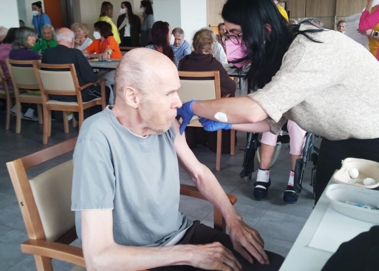 Očkování v Alzheimercentru Černošice.