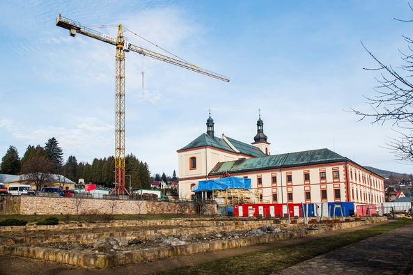 Rekonstrukce bývalého kláštera ve Vrchlabí nabrala zpoždění. Na vině je covid i spodní voda