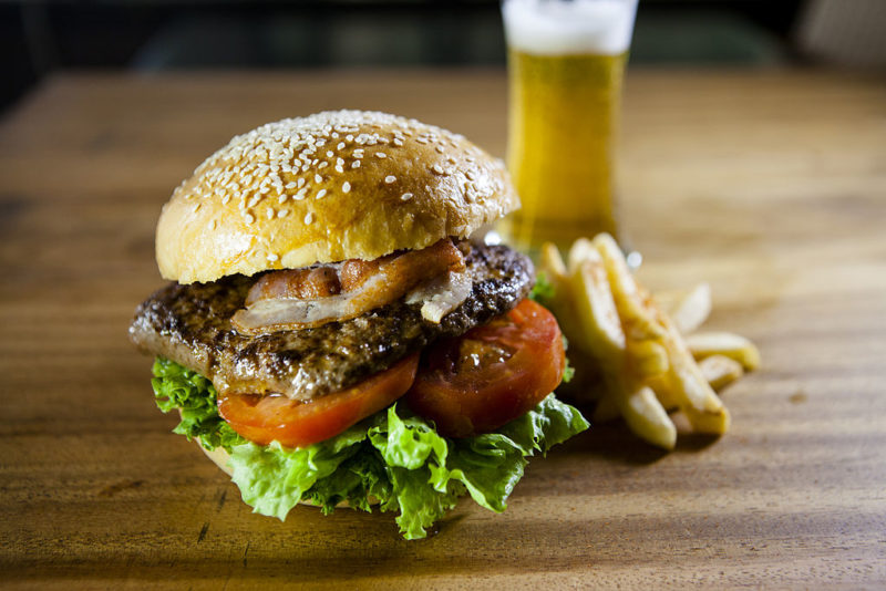 Dnes je den hamburgerů! Kolik stojí nejdražší kousek a kolik se jich dá sníst za 3 minuty?