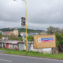 Příbram se brání záplavě nelegálních billboardů. Firma rozdává trestní oznámení a hrozí žalobami - billboard pribram1
