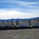 Poslední večeře od Alberta Szukalskiho - 800px-Fiberglass_ghosts_last_supper_1984_rhyolite_nv_2014-03-07