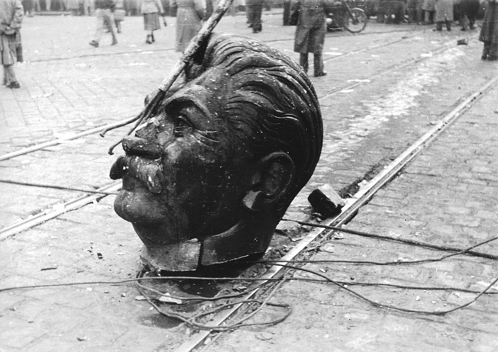 Zůstaly z něj jen boty. V roce 1956 Maďaři strhli sochu nenáviděného Stalina