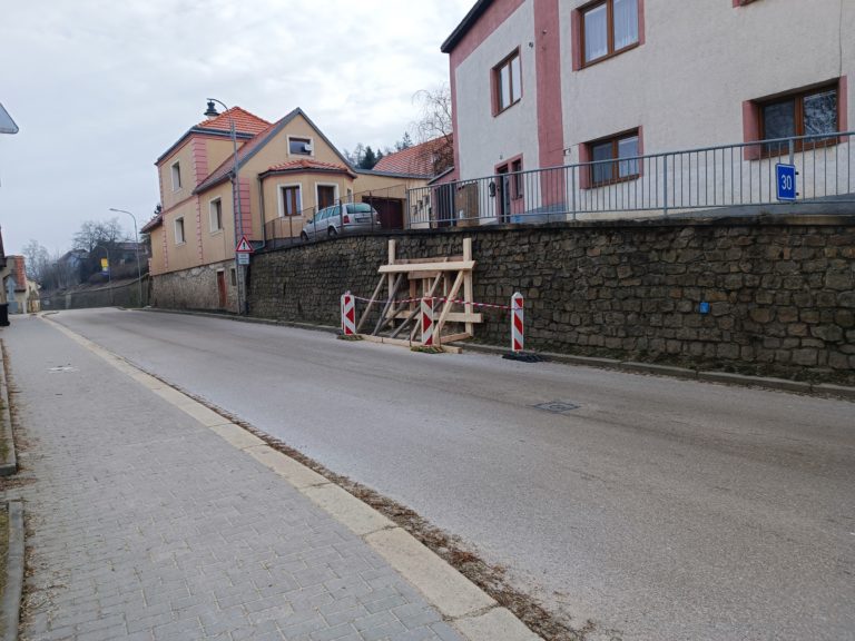Část zdi spadlá v roce v letošním roce