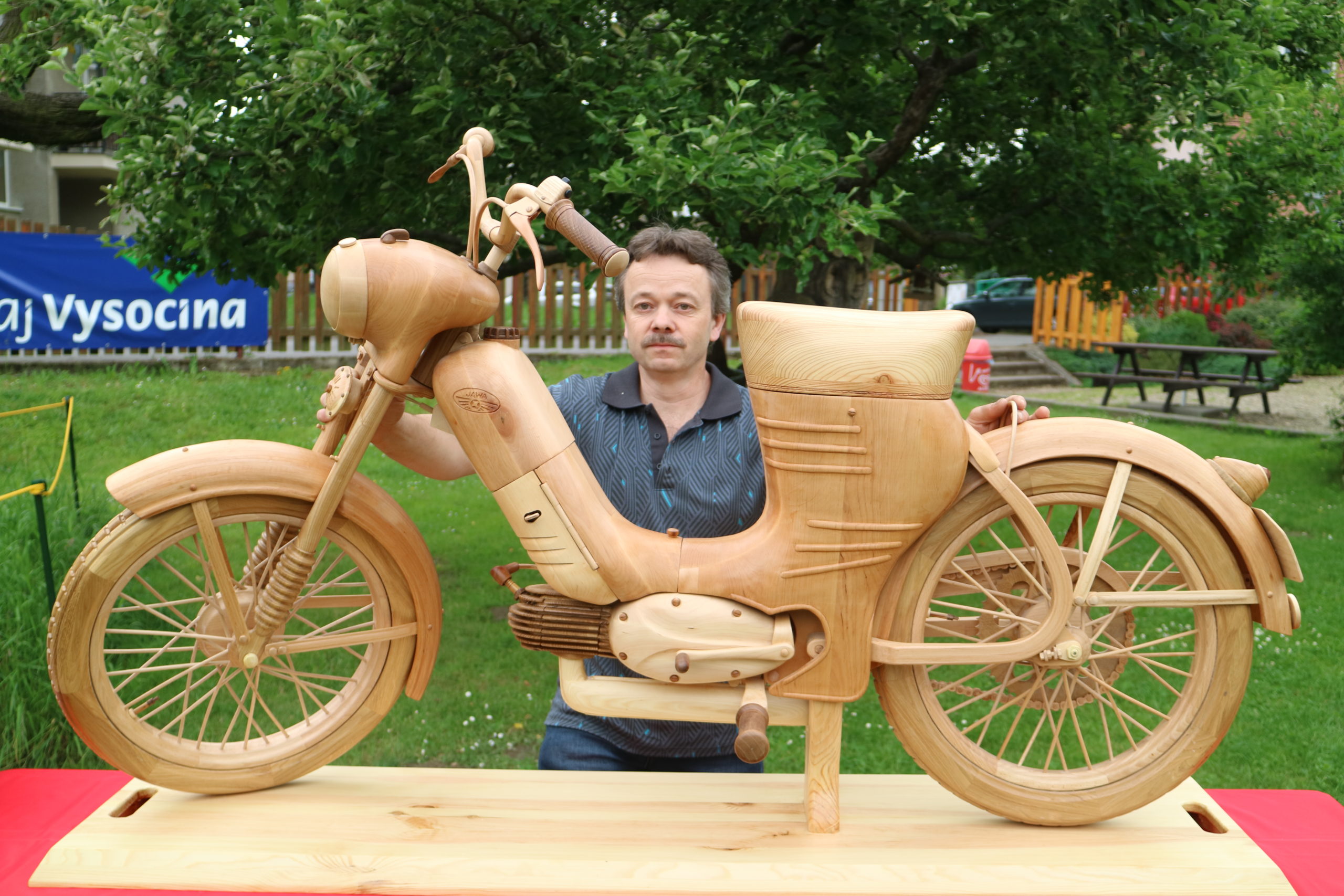 Repliku motocyklu ze dřeva představuje Pavel Svoboda