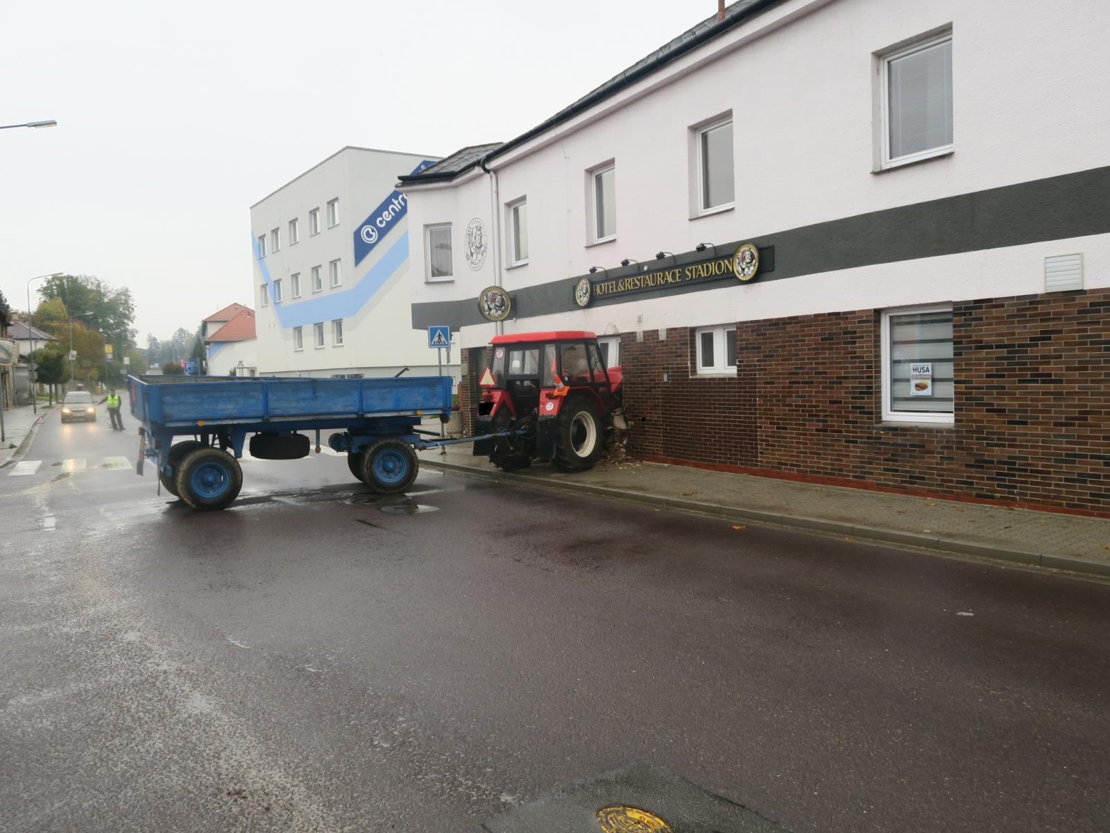 Traktor projel na toalety hotelu