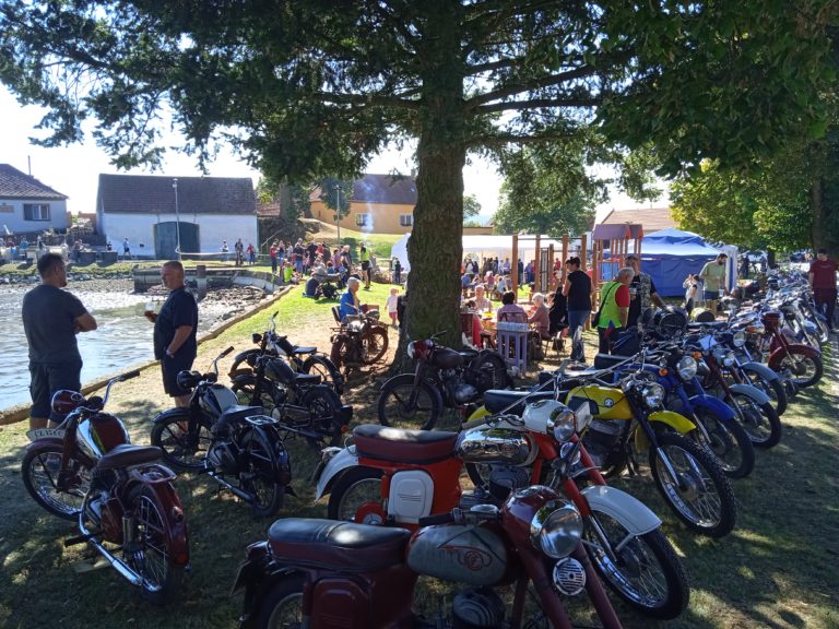 Výstava motocyklů na výlovu