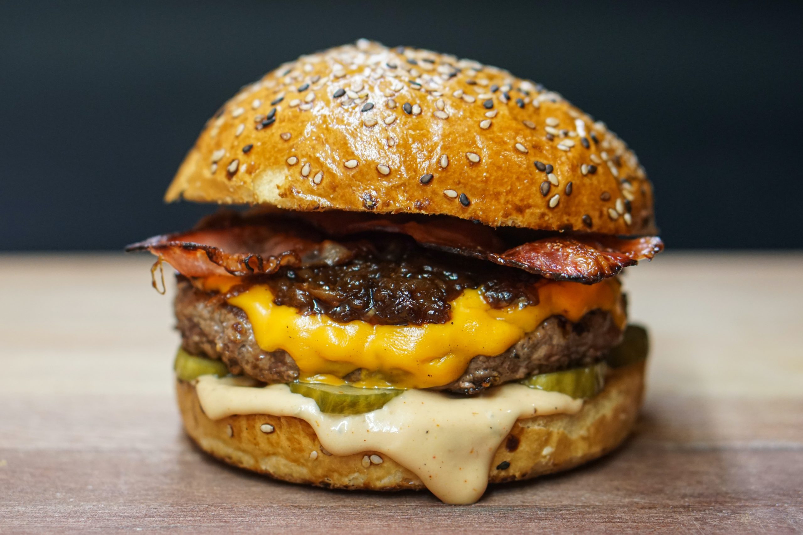 Zapomeňte na mekáč! Za nejdražší hamburger na světě zaplatíte skoro 130 tisíc korun