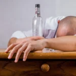 nový rok, muž, alkohol, kocovina, pití, opilý, alkoholik, závislost, opilec