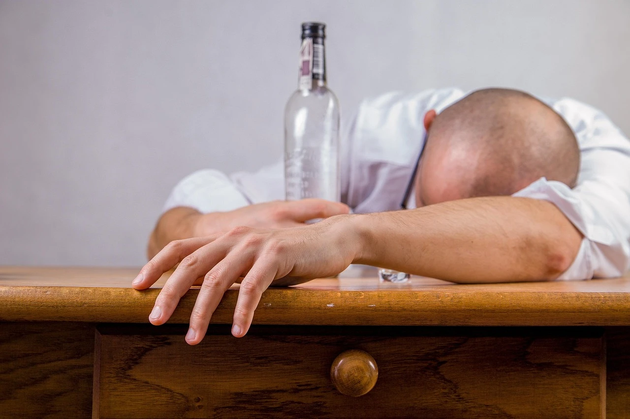 nový rok, muž, alkohol, kocovina, pití, opilý, alkoholik, závislost, opilec
