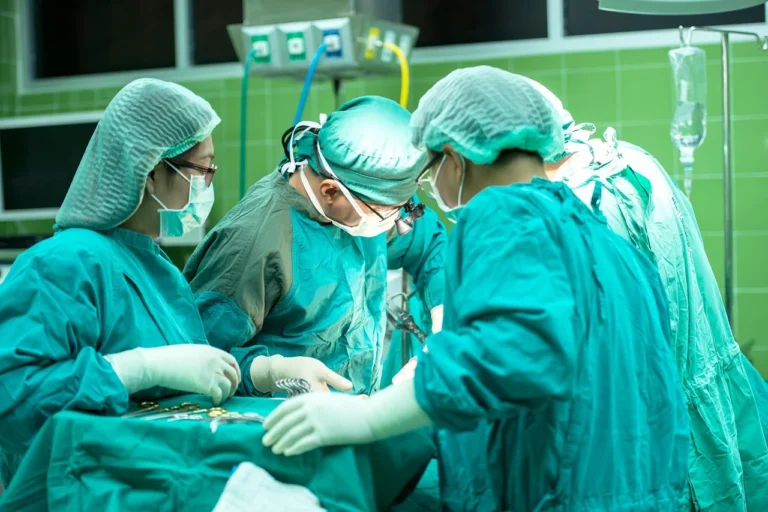 chirurgická operace, nemocnice, doktor, péče, klinika, choroba, nouzový, skupina, tým, zdraví, pomoc, infekce, maska, lékařský, zdravotní sestřička, profesionální, lidé, lékař, chirurg, lék, křoviny, op, úkon, nemocnice, nemocnice, nemocnice, doktor, doktor, tým, pomoc, pomoc, lékař, lékař, lékař, lékař, lékař