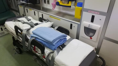uvnitř sanitky, osvětlení ambulance, místa pro ambulance, sanitní salón, záchranná nosítka