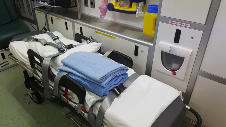 uvnitř sanitky, osvětlení ambulance, místa pro ambulance, sanitní salón, záchranná nosítka